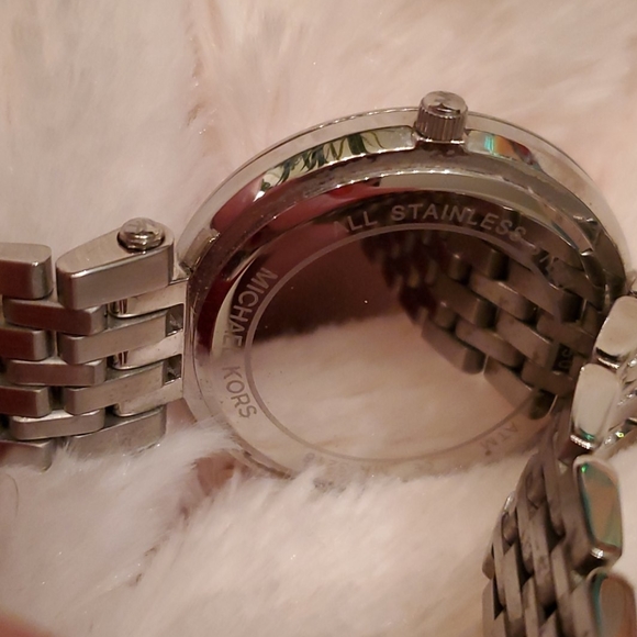 Michael Kors rose gold face watch - Picture 7 of 8